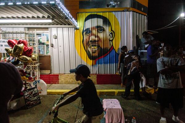 A memorial mural to Alton Sterling at Triple S Food Mart, where he was killed by the police, in Baton Rouge, La. (New York Times file image)