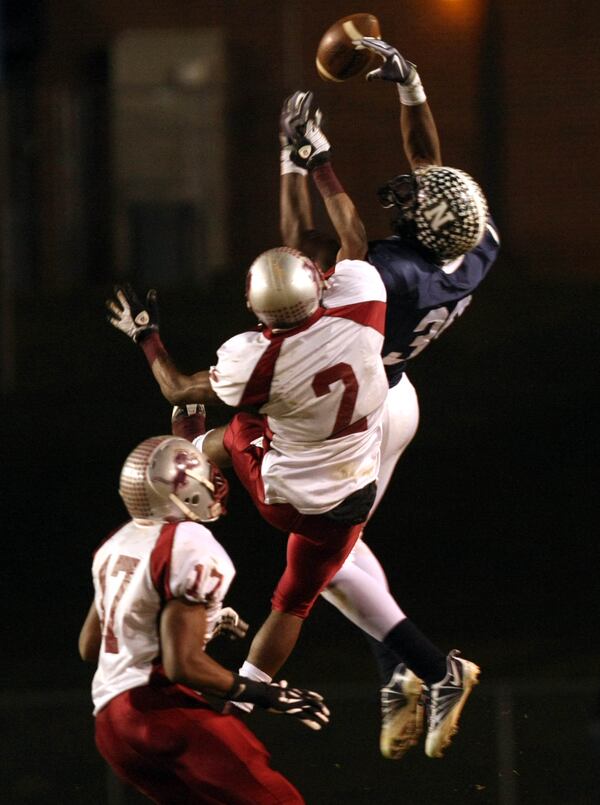 091120 Newnan, Ga. -- Newnan's Alec Ogletree (39) is unable to make the catch from quarterback Lendell Arnold as M.L. King's Cory Phillips (2) and Kevin Byard (17) defend during the first half of their game in the second round of the Class AAAAA playoffs Friday night in Newnan, Ga., November 20, 2009. M.L. King lead Newnan 6-0 at the end of the first half. Jason Getz, jgetz@ajc.com