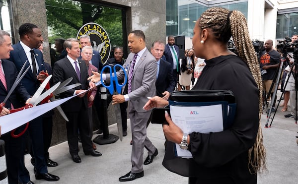 220629-Atlanta-Atlanta Mayor Andre Dickens and Gov. Brian Kemp get their ceremonial scissors ready during a ribbon-cutting for a new police mini-precinct in Buckhead Village on Wednesday, June 29, 2022.  Ben Gray for the Atlanta Journal-Constitution