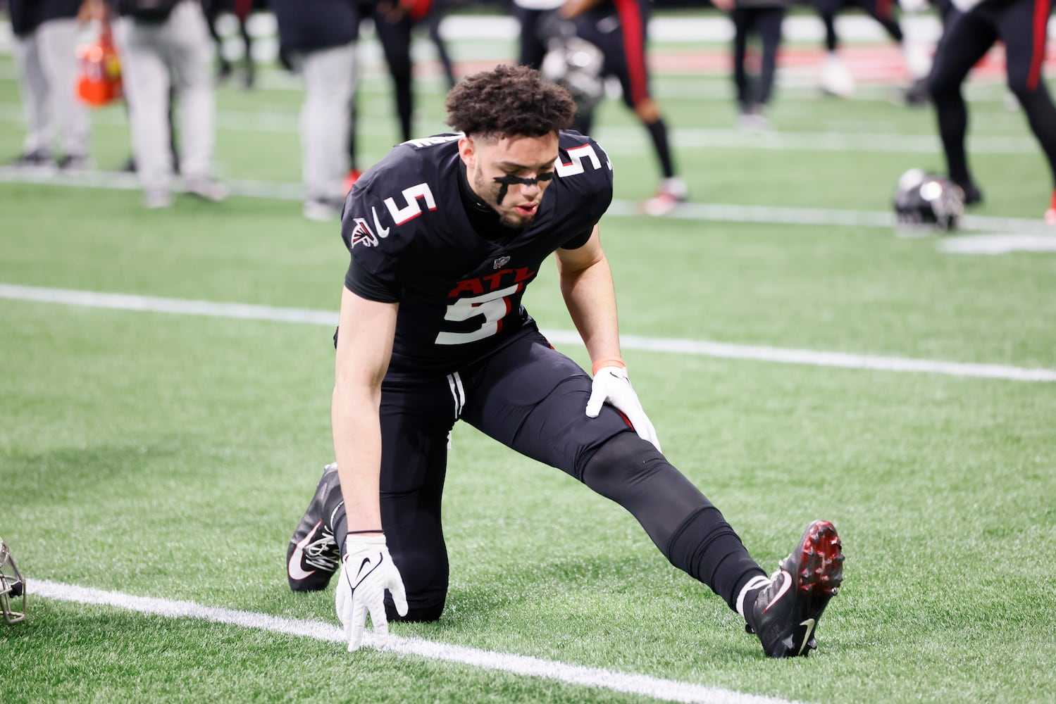 Falcons wide receiver Drake London stretches during warmups before the game against the Buccaneers on Sunday at Mercedes-Benz Stadium. (Miguel Martinez / miguel.martinezjimenez@ajc.com)