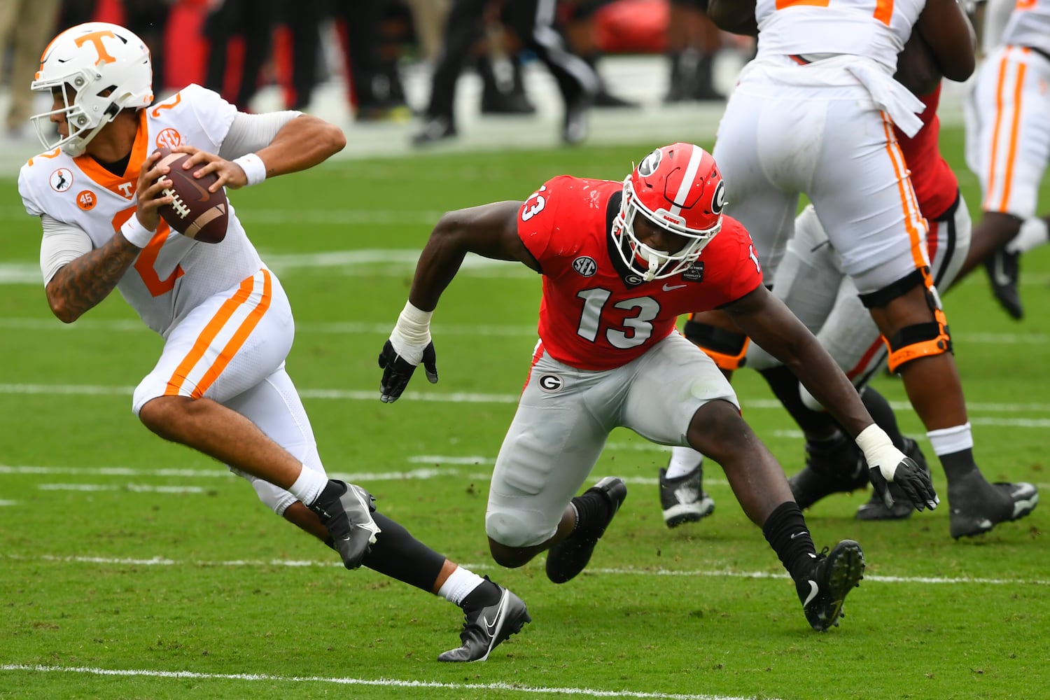 Georgia linebacker Azeez Ojulari (13) chases Tennessee quarterback Jarrett Guarantano (2) during the first half of a football game Saturday, Oct. 10, 2020, at Sanford Stadium in Athens. JOHN AMIS FOR THE ATLANTA JOURNAL- CONSTITUTION