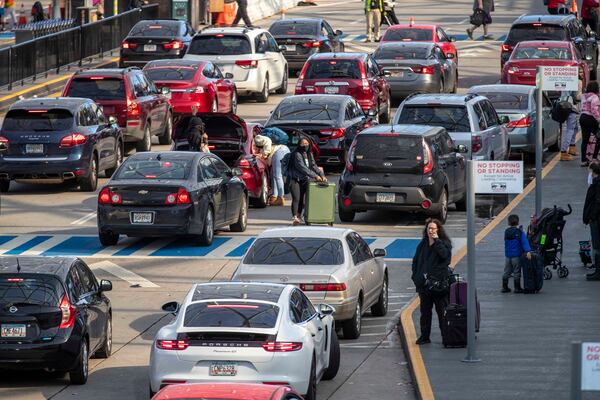 11/23/2020 �  Atlanta, Georgia �Airport passengers arrive and depart at the Domestic Terminal at Hartsfield-Jackson Atlanta International Airport in Atlanta , Monday, November 23, 2020.  (Alyssa Pointer / Alyssa.Pointer@ajc.com)