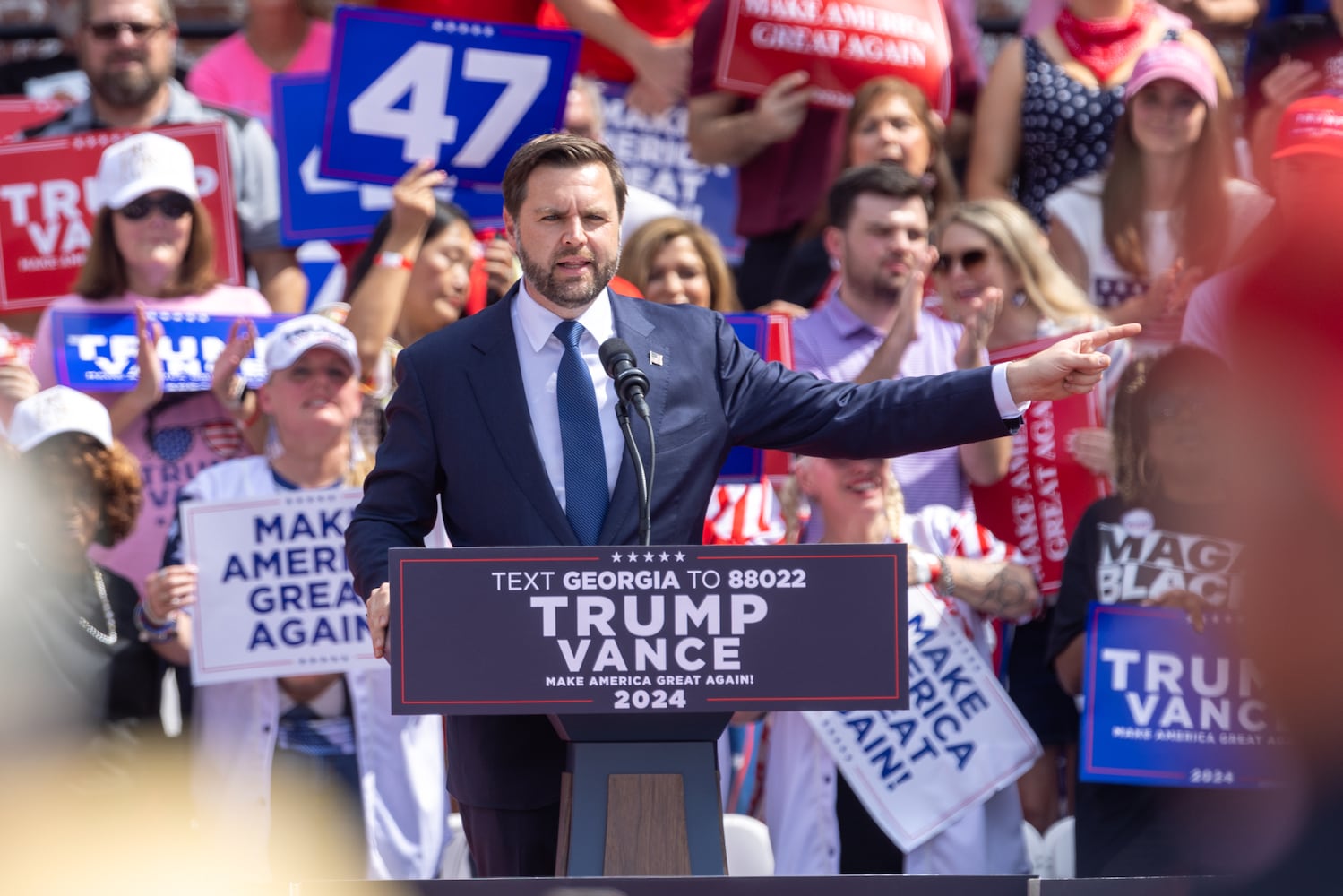 JD Vance campaigns in Lindale
