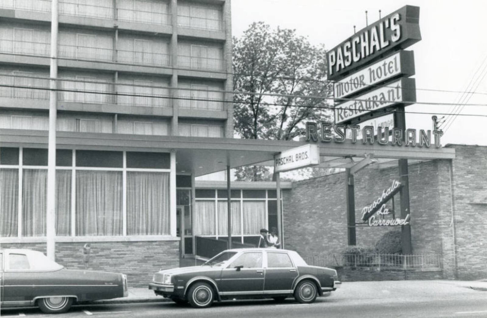 Exterior of Paschal's Motor Hotel and Restaurant, 1987. AJC file