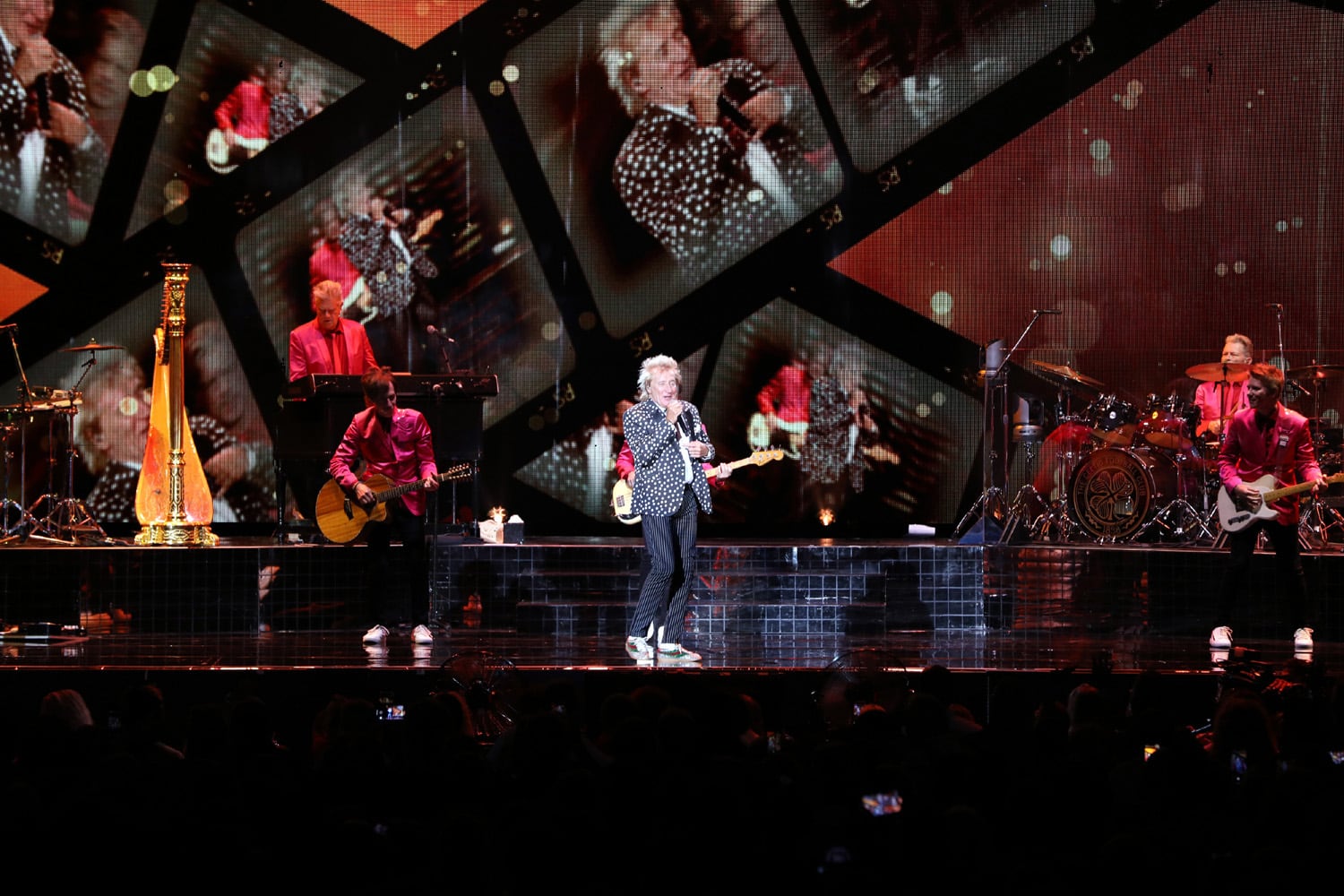 The legendary Rod Stewart energized a sold out crowd at Ameris Bank Amphitheatre on Wednesday, August 31, 2022 with Cheap Trick as the opening act.
Robb Cohen for the Atlanta Journal-Constitution