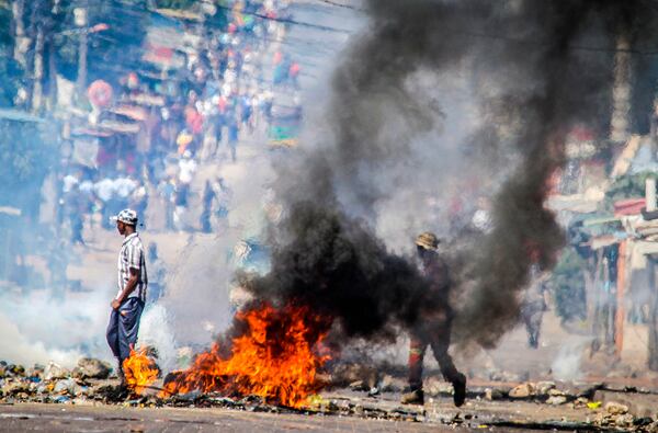 A barricade burns Tuesday, Nov. 5, 2024 in Mozambique's capital, Maputo,Tuesday, Nov. 5, 2024 in protests that have engulfed the country after the opposition rejected the results of the country's polls which saw the Frelimo party extend its 58-year rule. (AP Photo/Carlos Uqueio)