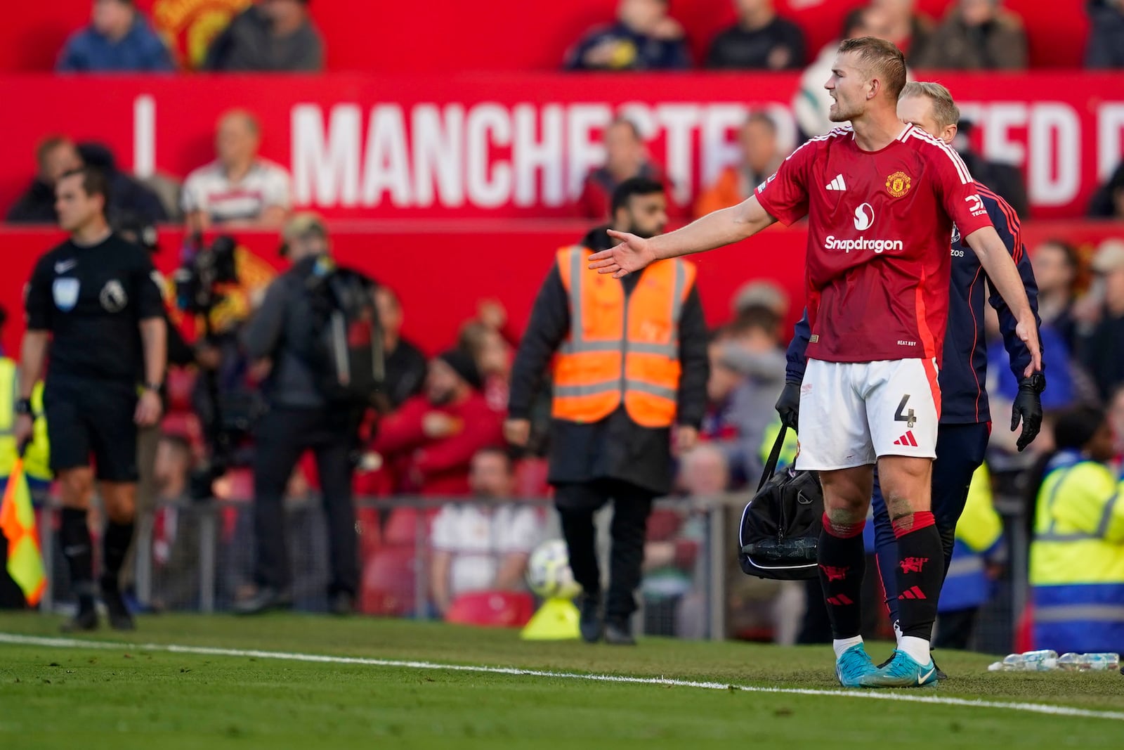 Manchester United's Matthijs de Ligt reacts during the English Premier League soccer match between Manchester United and Brentford at Old Trafford stadium in Manchester, England, Saturday, Oct. 19, 2024. (AP Photo/Dave Thompson)