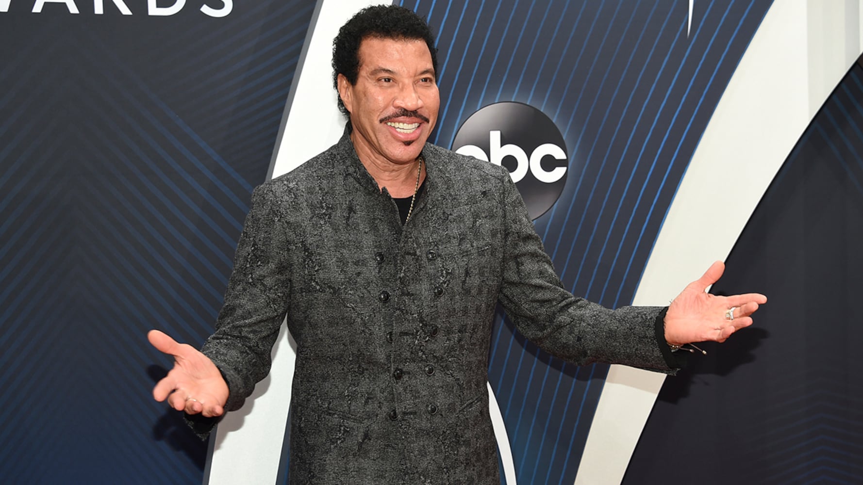 Photos: Stars shine on the CMA Awards red carpet