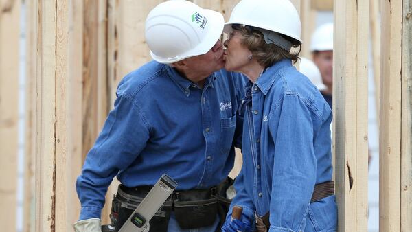 Jimmy Carter sneaks a kiss with Rosalynn while the couple works on a Habitat for Humanity build in Memphis in 2015. (Ben Gray/The Atlanta Journal-Constitution/TNS)