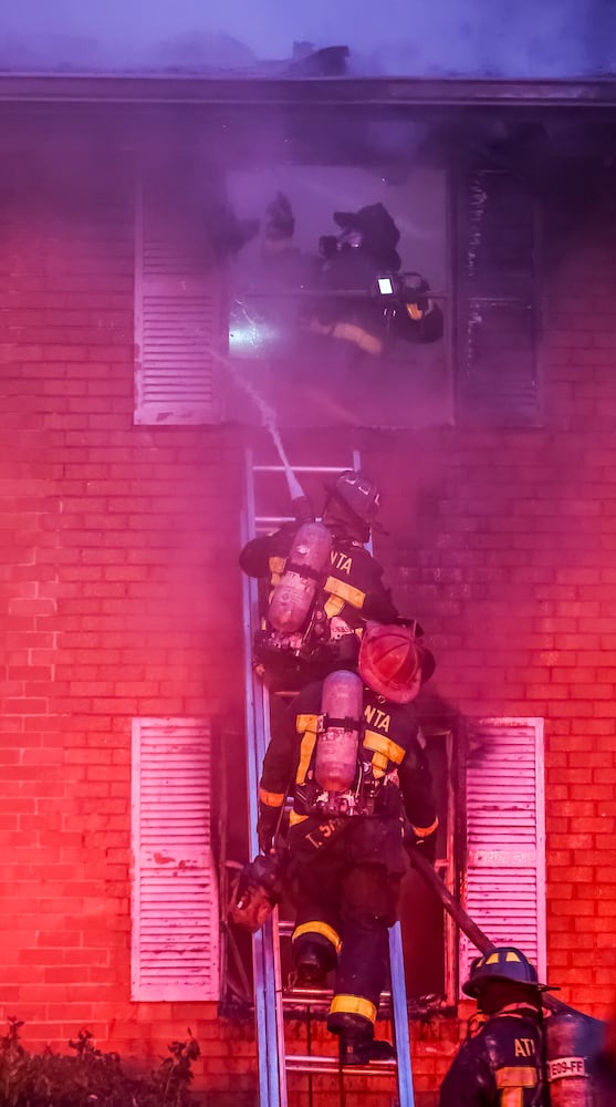 Southwest Atlanta apartment fire rescue