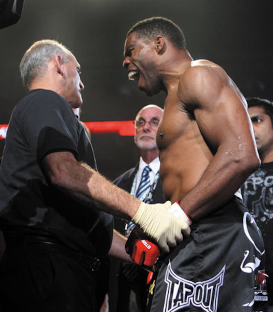 Herschel Walker wins MMA debut