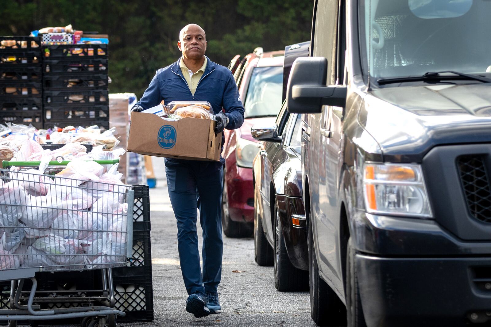 Lonnie McReynolds helps load food boxes into the cars during the Reflections of Trinity weekly food distribution in Powder Springs on Saturday, Nov. 12, 2022. (Photo: Steve Schaefer / steve.schaefer@ajc.com)