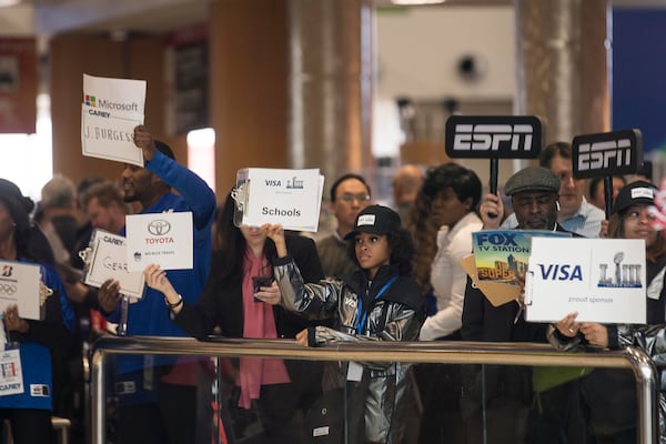 People picking up passengers from different companies line the domestic terminal at Hartsfield Jackson Airport in Atlanta, Friday, Feb. 1, 2019. (ALYSSA POINTER/ALYSSA.POINTER@AJC.COM)