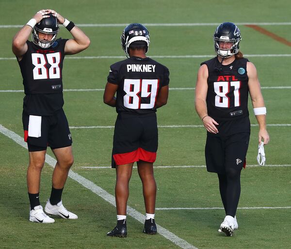 081920 Flowery Branch: Atlanta Falcons tight ends Luke Stocker (from left), Jared Pinkney, and Hayden Hurst take the field for training camp on Wednesday, August 19, 2020 in Flowery Branch.    Curtis Compton ccompton@ajc.com