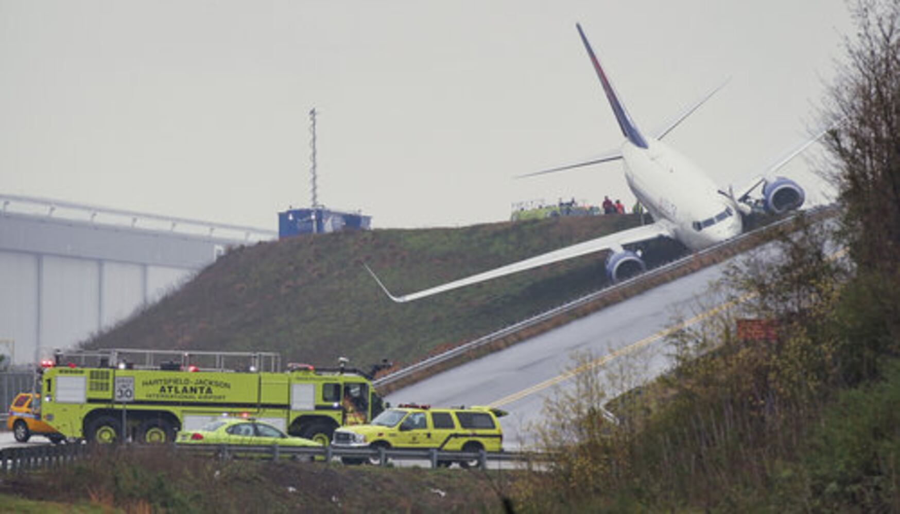 Delta jet runs off taxiway at Hartsfield-Jackson