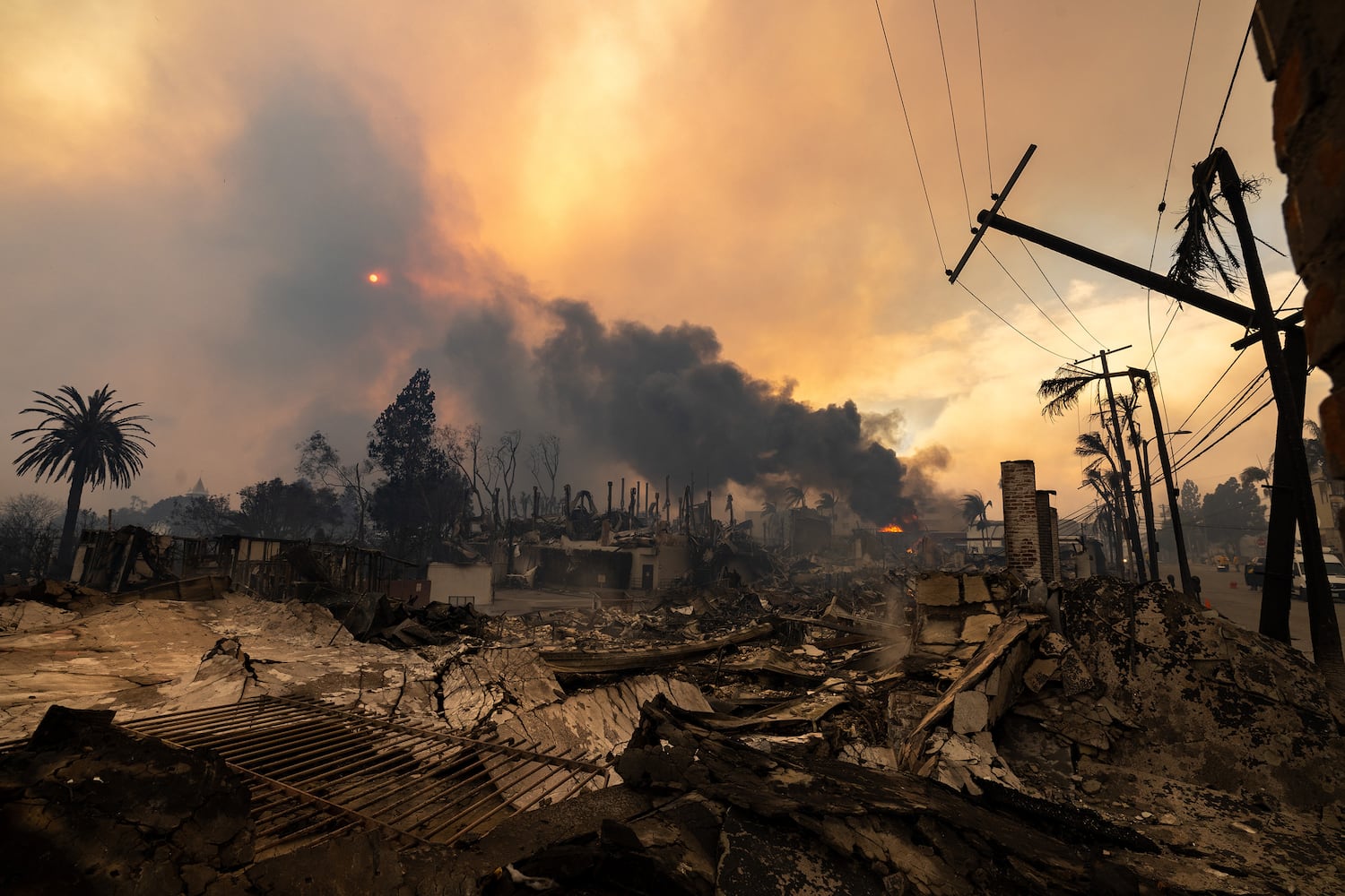 US-NEWS-CALIF-WILDFIRES-POWERGRID-LA