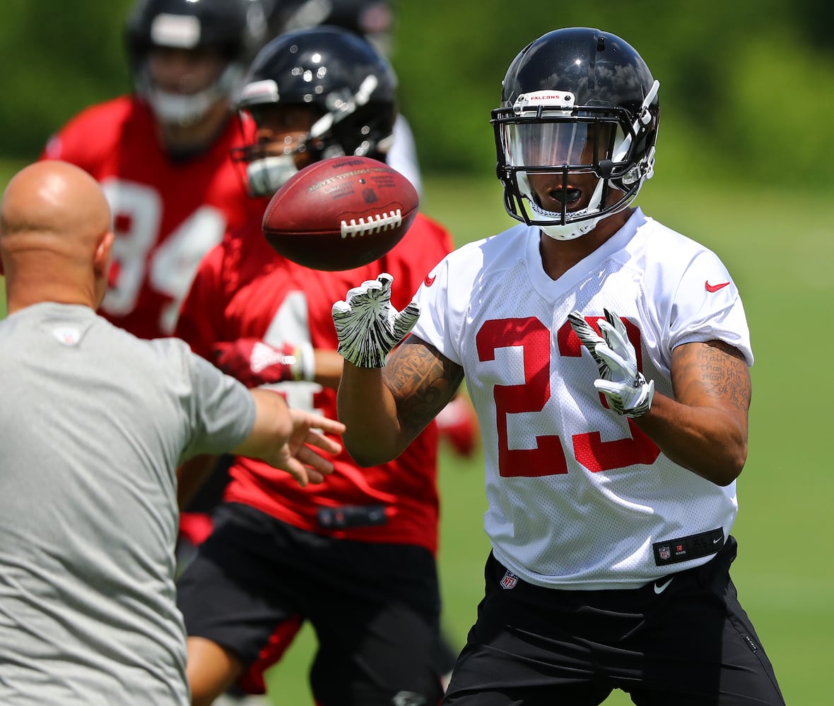 Photos: Falcons rookies suit up for mini-camp