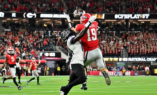 Georgia Bulldogs tight end Brock Bowers (19) catches a touchdown pass over TCU Horned Frogs safety Abraham Camara (14) during the second half of the College Football Playoff National Championship at SoFi Stadium in Los Angeles on Monday, January 9, 2023. (Hyosub Shin / Hyosub.Shin@ajc.com)