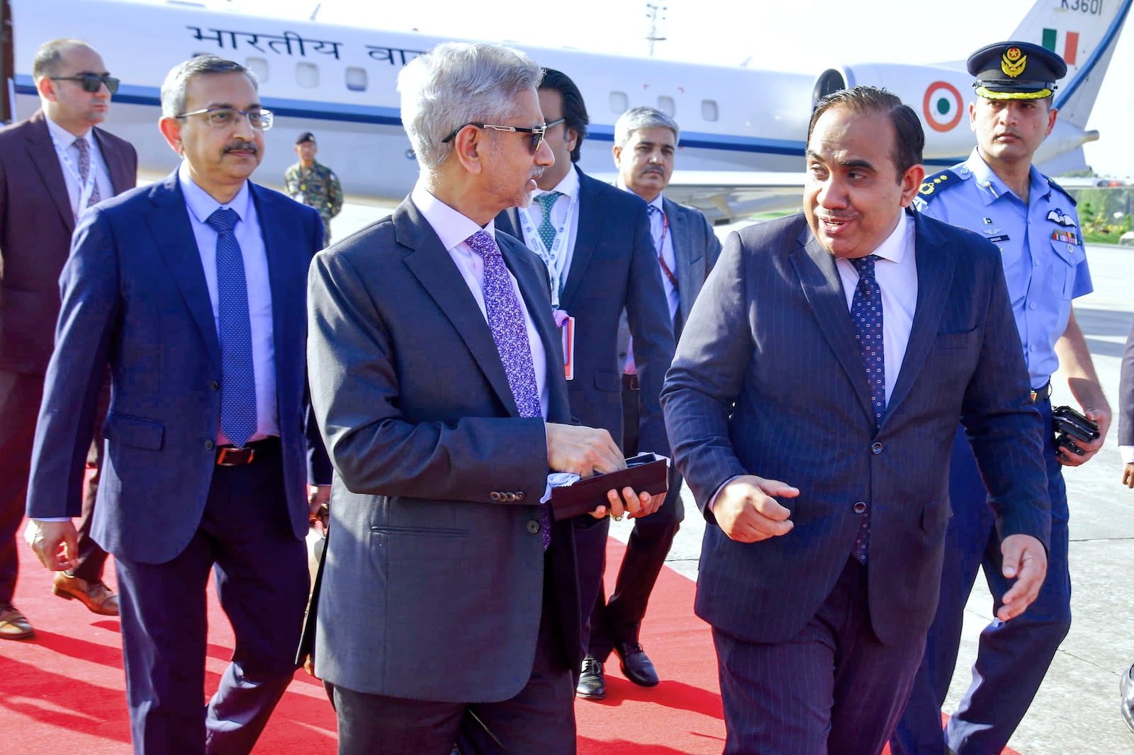 In this photo released by the Press Information Department, India's Minister for External Affairs Subrahmanyam Jaishankar, second left, is greeted by a Pakistani official upon his arrival at an airbase in Rawalpindi, Pakistan, Tuesday, Oct. 15, 2024. (Press Information Department via AP)