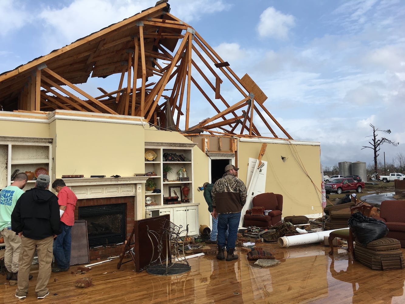 Strong storms  in Georgia cause deaths, devastation