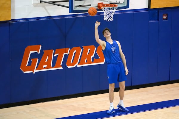 Olivier Rioux, 7-foot-9 NCAA college basketball player at Florida, practices with the team, Friday Oct. 18, 2024, in Gainesville, Fla. (AP Photo/John Raoux)