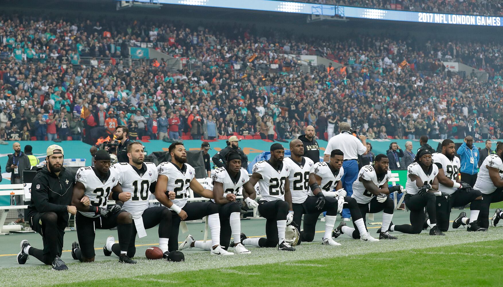 Photos: NFL national anthem protests continue