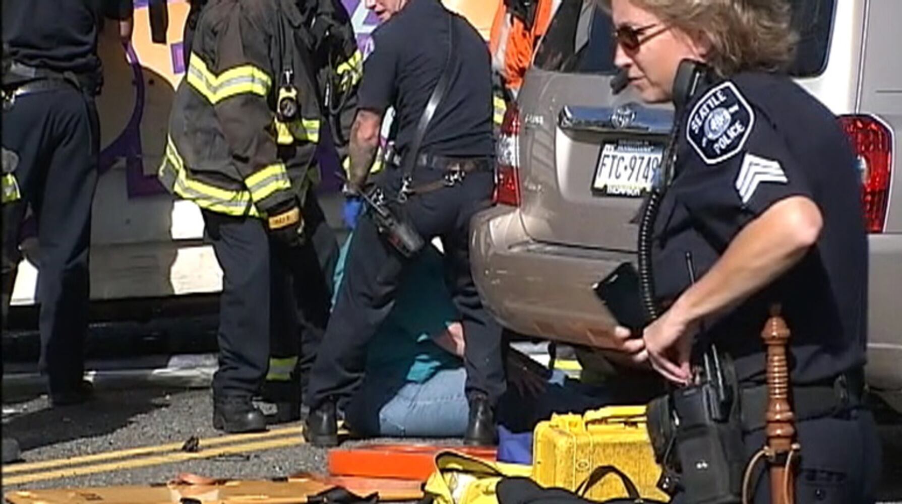 4 dead in crash between Duck vehicle, bus