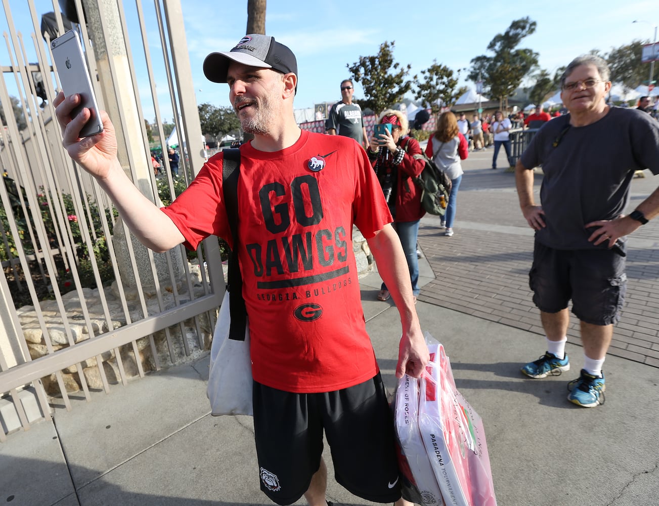 Photos: The scene at the Rose Bowl as Georgia, Oklahoma game nears