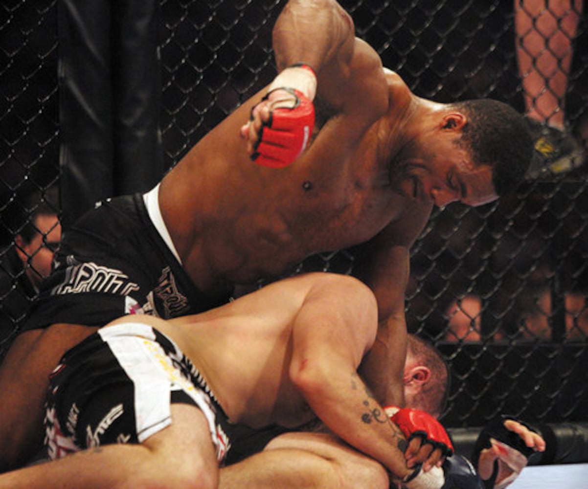 Herschel Walker wins MMA debut