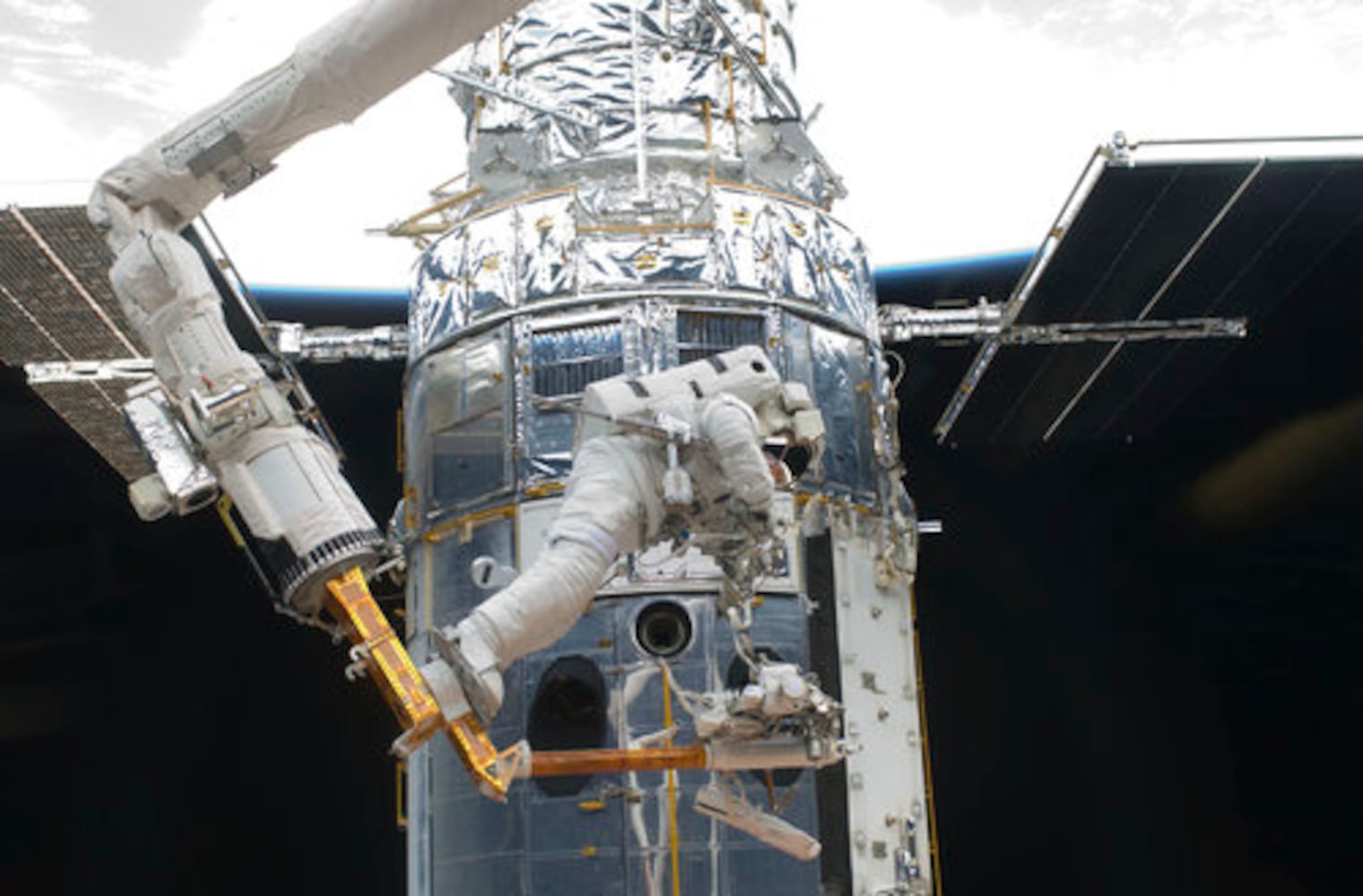 Spacewalkers repair Hubble