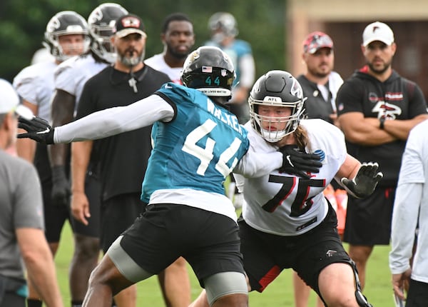 August 25 , 2022 Flowery Branch - Atlanta Falcons' offensive tackle Kaleb McGary (76) runs against  Jacksonville Jaguars' linebacker Travon Walker (44) during Atlanta Falcons’s joint practice with Jacksonville Jaguars at the Falcons Practice Facility in Flowery Branch on Thursday, August 25, 2022. (Hyosub Shin / Hyosub.Shin@ajc.com)