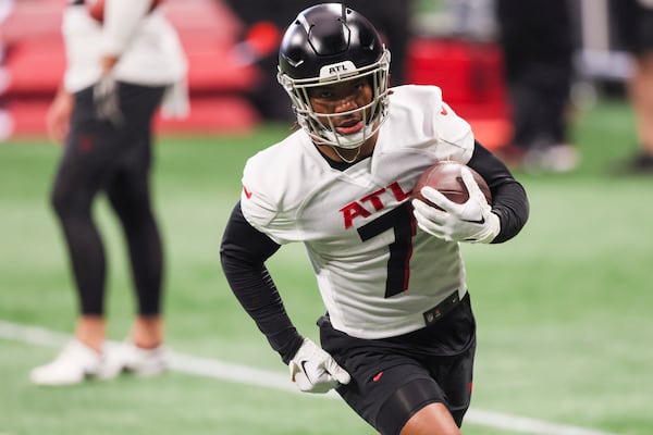 Atlanta Falcons running back Bijan Robinson (7) participates in a drill during minicamp at Mercedes-Benz Stadium, Tuesday, June 13, 2023, in Atlanta. (Jason Getz / Jason.Getz@ajc.com)