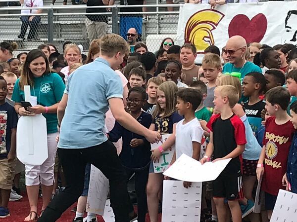  Caleb Lee Hutchinson meets some local elementary school students. CREDIT: Rodney Ho/rho@ajc.com