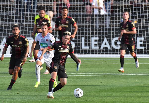 Atlanta United Ezequiel Barco (8) works with the ball in the first half Tuesday, April 13, 2021, at Fifth Third Bank Stadium in Kennesaw. (Hyosub Shin / Hyosub.Shin@ajc.com)