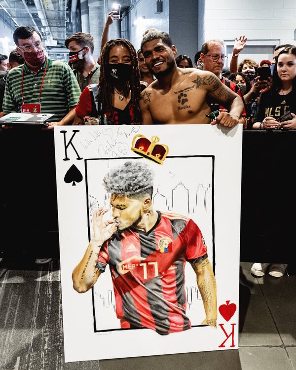 Atlanta United poses with the artist, Lindsay, and her painting of him after Sunday's 1-0 win against LAFC at Mercedes-Benz Stadium.