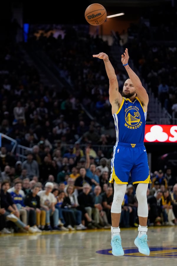 Golden State Warriors guard Stephen Curry shoots a 3-point basket during the second half of an NBA basketball game against the Denver Nuggets, Monday, March 17, 2025, in San Francisco. (AP Photo/Godofredo A. Vásquez)