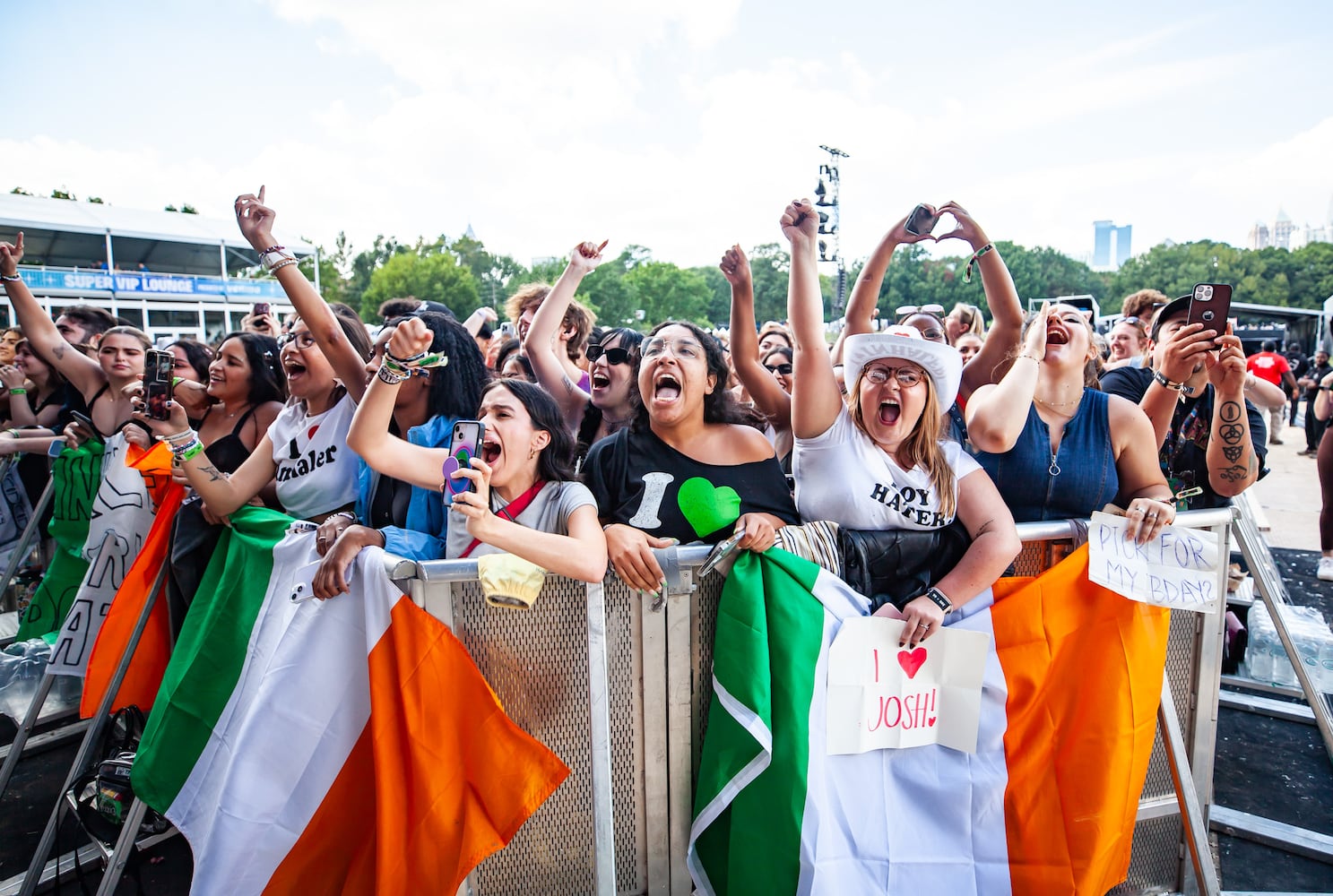 Atlanta, Ga: Fans rock out to Inahler early in the day on day 3 of Music Midtown. Photo taken Sunday September 17, 2023 at Piedmont Park. (RYAN FLEISHER FOR THE ATLANTA JOURNAL-CONSTITUTION)