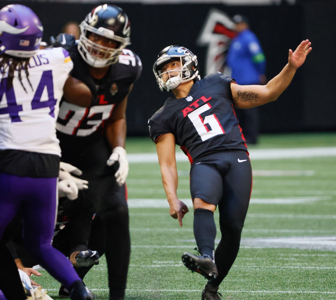 Atlanta Falcons place-kicker Younghoe Koo (6) scores one of three first-half field goals during  an NFL football game in Atlanta on Sunday, Nov. 5, 2023 against the Minnesota Vikings. (Bob Andres for the Atlanta Journal Constitution)