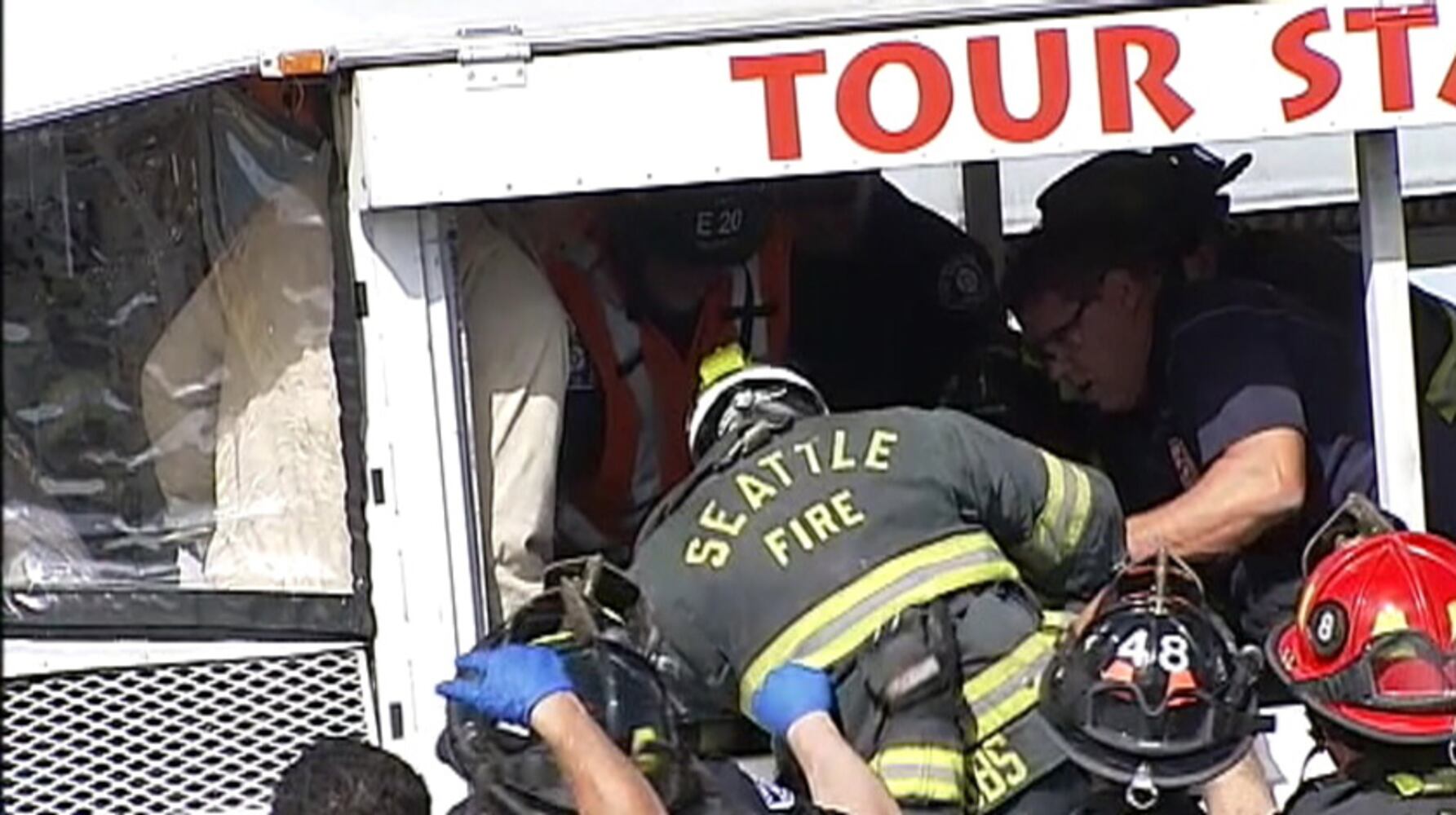 4 dead in crash between Duck vehicle, bus