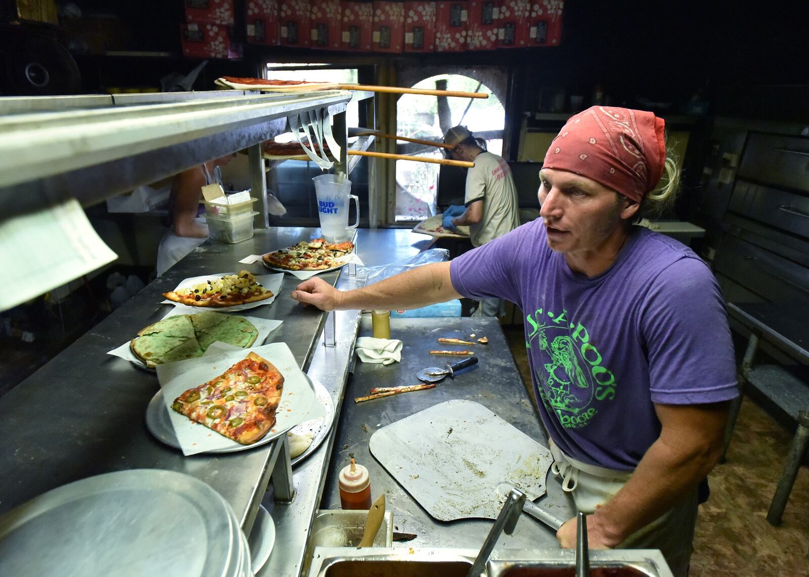 September 3, 2019 Tybee Island - Eric Thomas, owner of Huc-A-Poos Bites and Booze restaurant on Tybee Island, scrambles during a busy lunch rush Tuesday. Hyosub Shin / Hyosub.Shin@ajc.com)