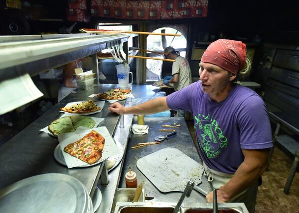 September 3, 2019 Tybee Island - Eric Thomas, owner of Huc-A-Poos Bites and Booze restaurant on Tybee Island, scrambles during a busy lunch rush Tuesday. Hyosub Shin / Hyosub.Shin@ajc.com)