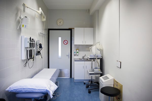 This 2017 photo provided by the International Criminal Court in The Hague, Netherlands, on Wednesday, March 12, 2025, shows an medical facility room at the ICC Detention Center located within a Dutch prison complex in Scheveningen, Netherlands. (ICC-CPI via AP)