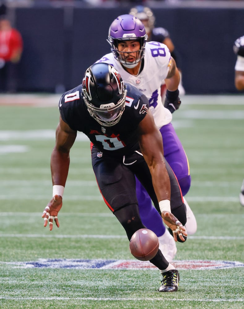 Atlanta Falcons linebacker Lorenzo Carter (0) recovers a forced fumble by Minnesota Vikings quarterback Joshua Dobbs and returns it close the the goal line during the first half of an NFL football game In Atlanta on Sunday, Nov. 5, 2023. (Bob Andres for the Atlanta Journal Constitution)