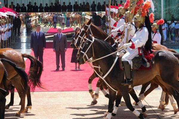 Brazil's President Luiz Inacio Lula da Silva, center, stands alongside China's President Xi Jinping during a welcoming ceremony at the Alvorada palace in Brasilia, Brazil, Wednesday, Nov. 20, 2024. (AP Photo/Eraldo Peres)