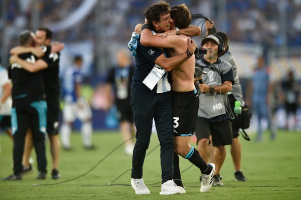 Coach Gustavo Costas of Argentina's Racing Club celebrates with player Santiago Sosa after winning the Copa Sudamericana final soccer match against Brazil's Cruzeiro in Asuncion, Paraguay, Saturday, Nov. 23, 2024. (AP Photo/Gustavo Garello)