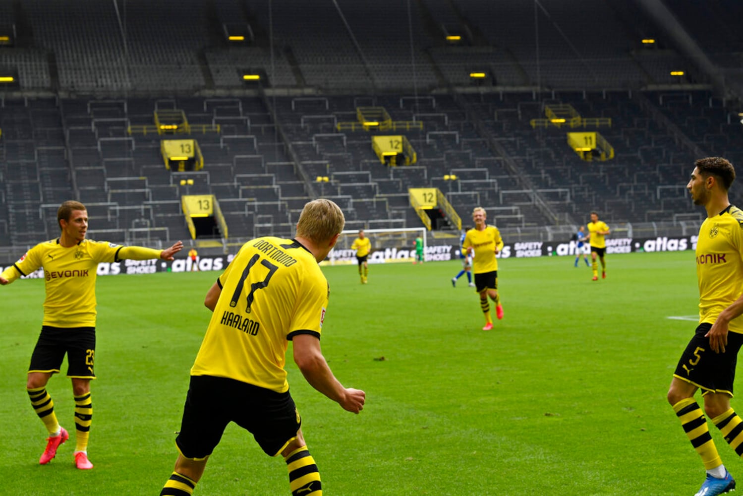 Photos: Soccer returns without fans in Germany