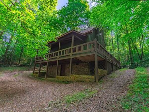 Centrally located, this home isn't far from Mercier Orchards, shopping, dining, Lake Blue Ridge and the Toccoa River.