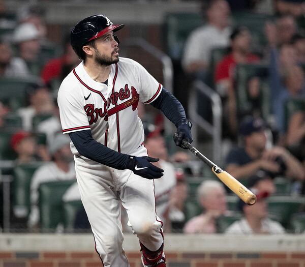 092022 Atlanta: Atlanta Braves catcher Travis d’Arnaud hits a 2-RBI home run to take a 2-0 lead over the Washington Nationals during the fourth inning in a MLB baseball game on Tuesday, Sept. 20, 2022, in Atlanta.   “Curtis Compton / Curtis Compton@ajc.com