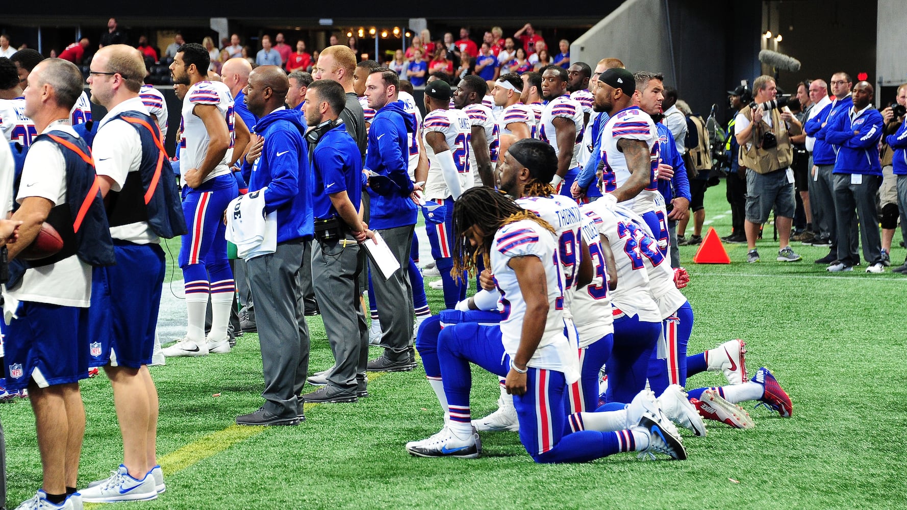 Photos: NFL national anthem protests continue