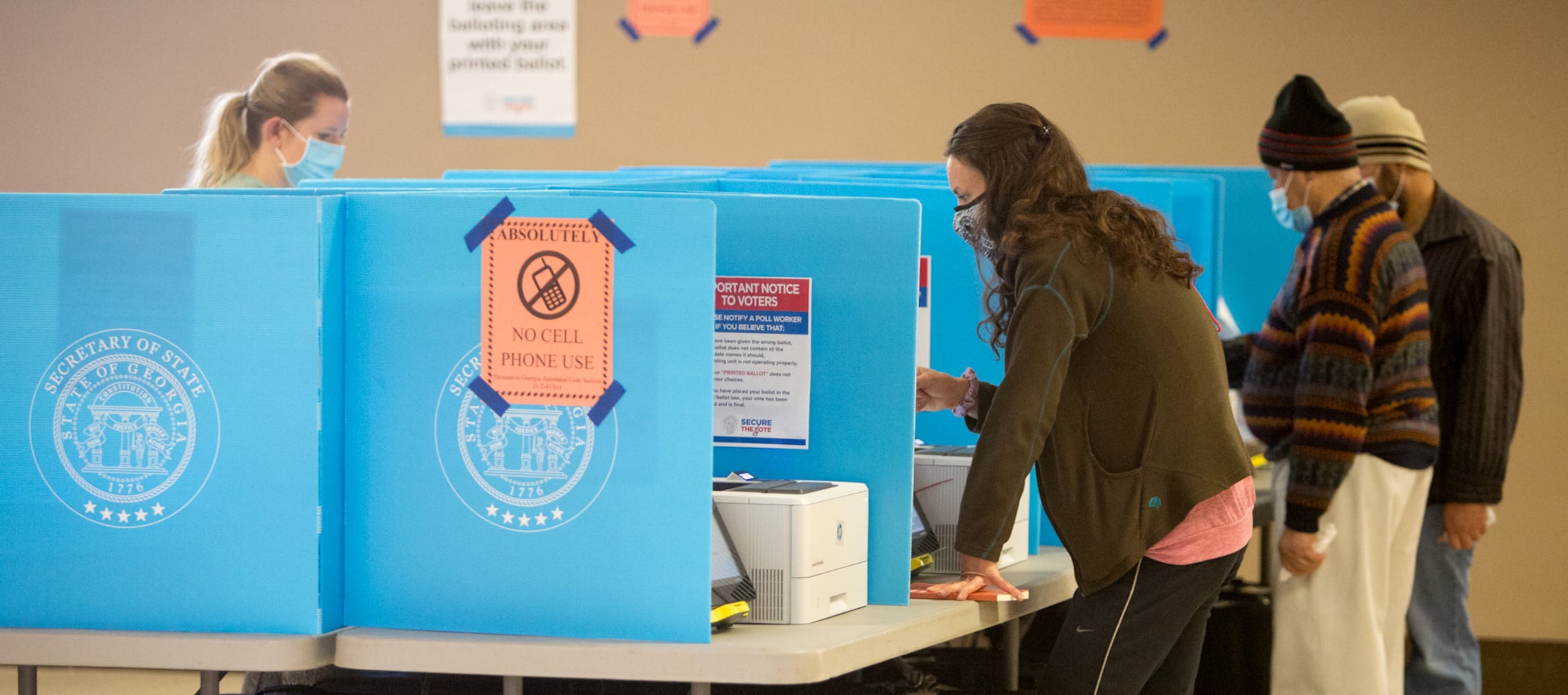 Voters cast their ballots at Lynwood Recreation Center in Brookhaven on the last day of Early voting. PHIL SKINNER FOR THE ATANTA JOURNAL-CONSTITUTION